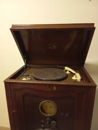 Radio y tocadiscos antiguo