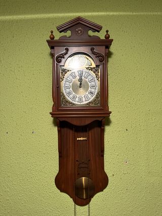 Reloj de péndulo antiguo de madera