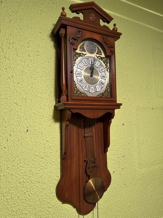 Reloj de péndulo antiguo de madera