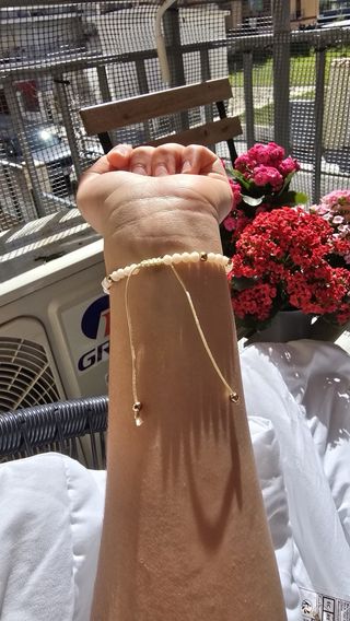 Pulsera de cuentas blancas y doradas