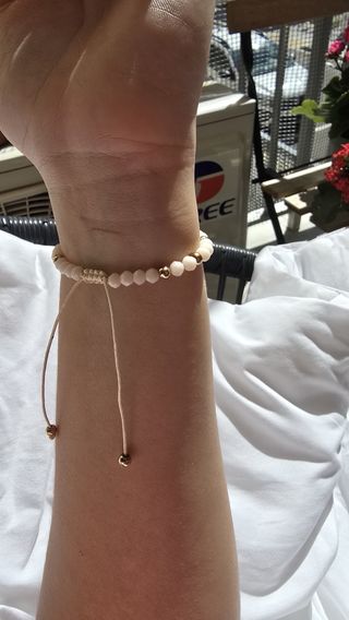 Pulsera de cuentas blancas y doradas