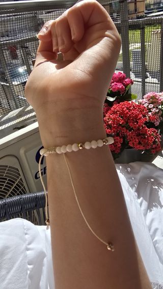 Pulsera de cuentas blancas y doradas