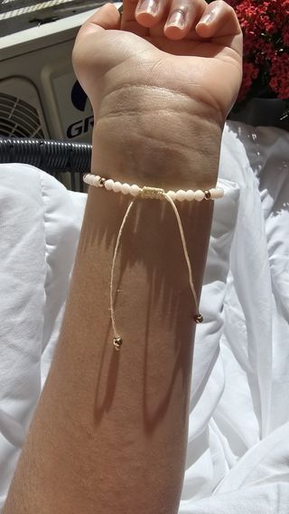 Pulsera de cuentas blancas y doradas