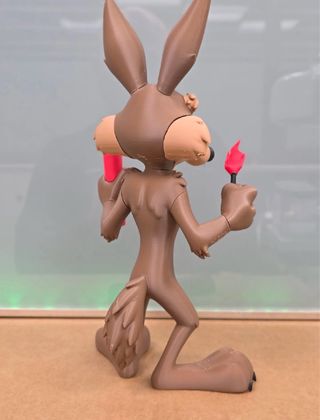 Figura Wile E. Coyote com dinamite