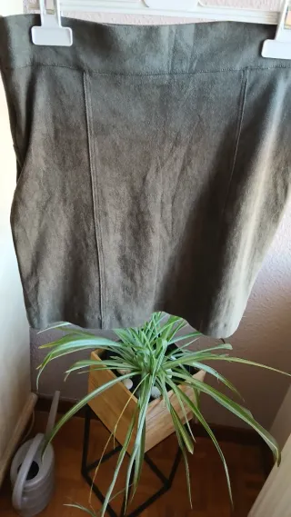 Falda corta mujer verde militar