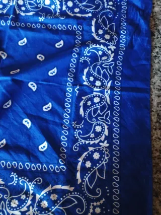 Bandana blu con fantasia paisley