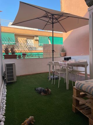 Toldo beige de tela y metal