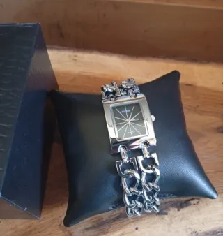 Reloj Guess Plata y Negro con doble cadena