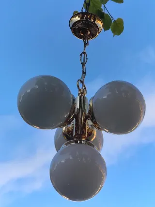 Lámpara vintage cuerpo dorado con 4 opalinas