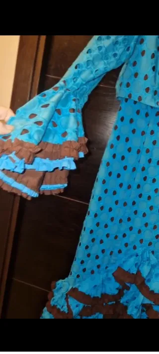 Traje de flamenca azul con lunares