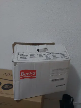 Caja con zapatos rotos 43