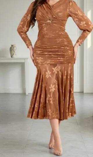 Abito oro con stampa floreale e cintura