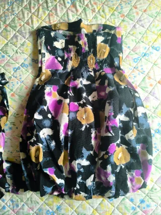 Vestido de fiesta floral sin tirantes