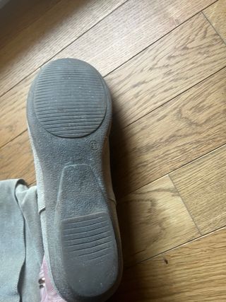 Stivali scamosciati beige al polpaccio con nappa