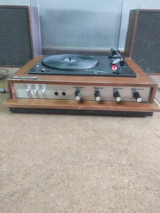 Tocadiscos Hifivox antiguo.