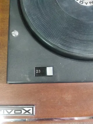 Tocadiscos Hifivox antiguo.