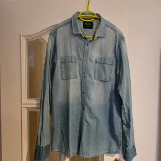 Camisa vaquera estilo desgastada con coderas