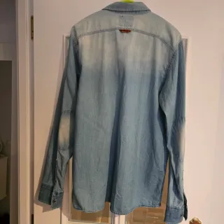 Camisa vaquera estilo desgastada con coderas