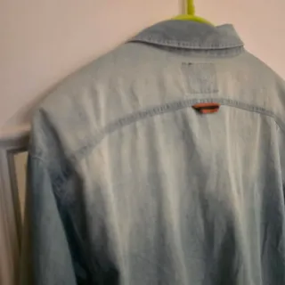 Camisa vaquera estilo desgastada con coderas