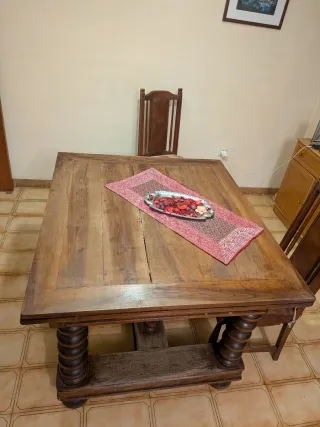 Mesa de comedor rústica de madera