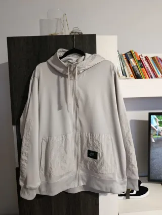 Chaqueta Nike Beige con Cremallera