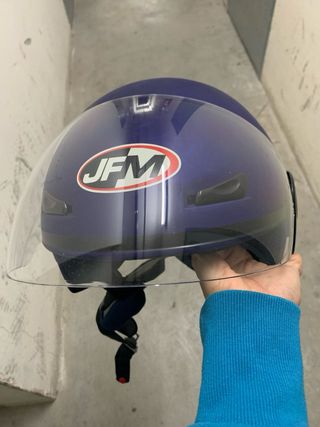 Casco de moto azul JFM con visera