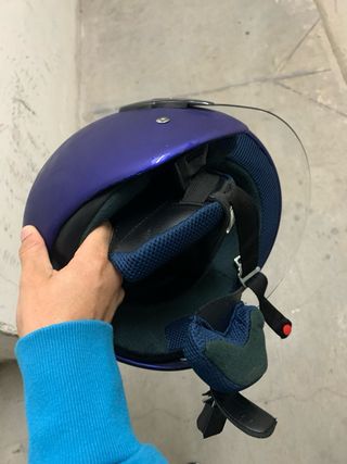 Casco de moto azul JFM con visera