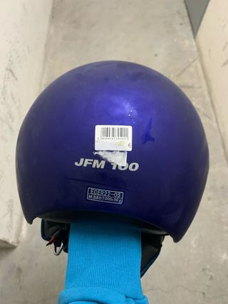 Casco de moto azul JFM con visera