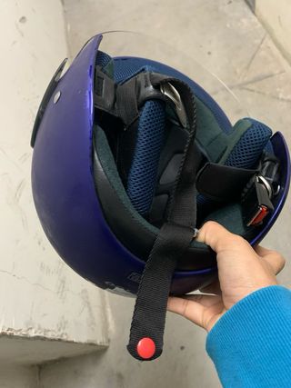 Casco de moto azul JFM con visera