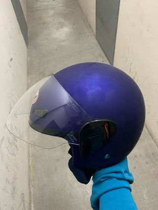 Casco de moto azul JFM con visera