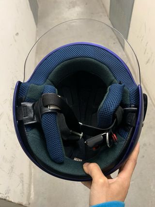 Casco de moto azul JFM con visera