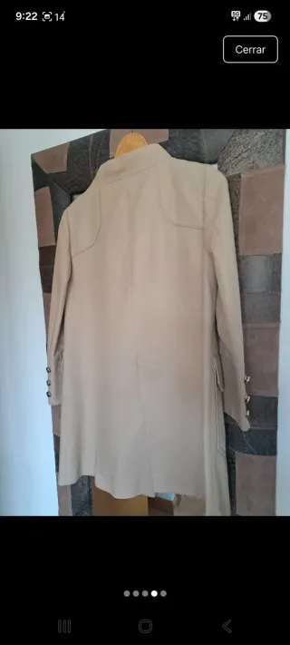 Abrigo beige cuello mao
