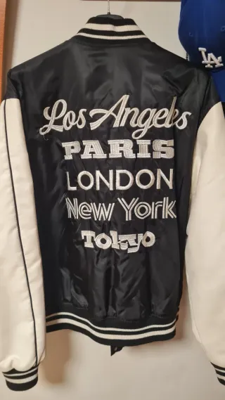 Chaqueta universitaria negra y blanca