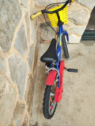 Bicicleta infantil azul con cesta amarilla