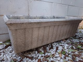 Jardinera de piedra blanca