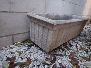 Jardinera de piedra blanca