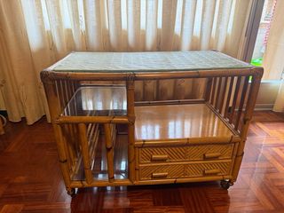 Mesa auxiliar bambú vintage con ruedas