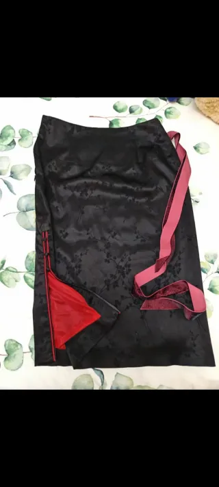 Falda negra elegante hasta la rodilla