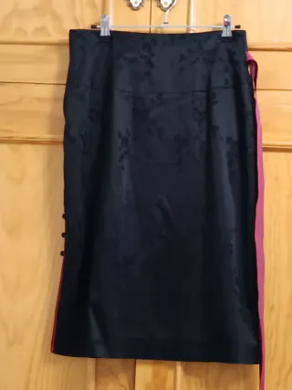 Falda negra elegante hasta la rodilla