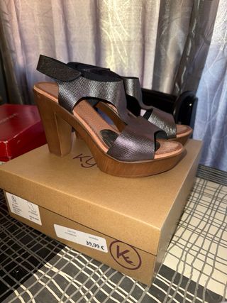 Sandalias de tacón plateadas y marrones