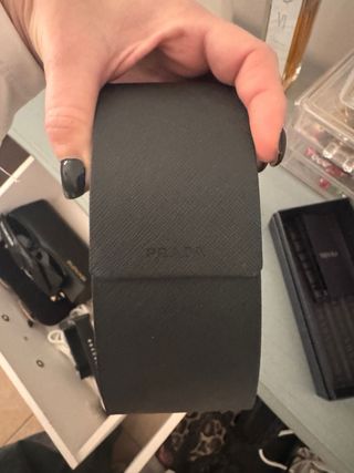 Occhiali da sole neri mai usati