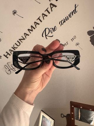 Occhiali da sole neri mai usati