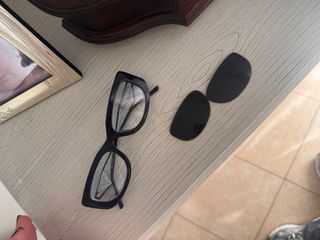 Occhiali da sole neri mai usati