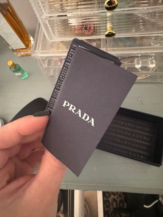 Occhiali da sole neri mai usati