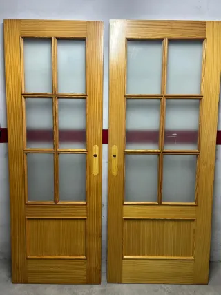 Juego de 2 puertas de madera con cristal.