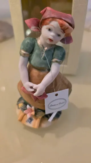 Bambolina in Capodimonte con cartellino.