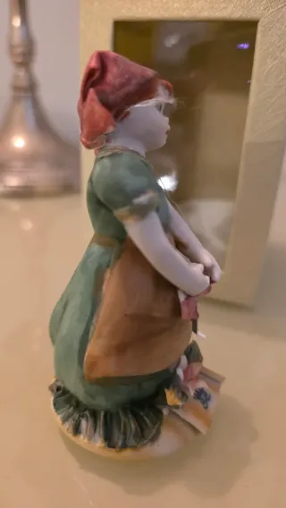 Bambolina in Capodimonte con cartellino.