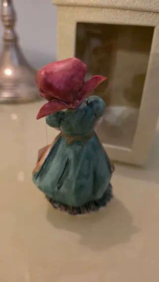 Bambolina in Capodimonte con cartellino.