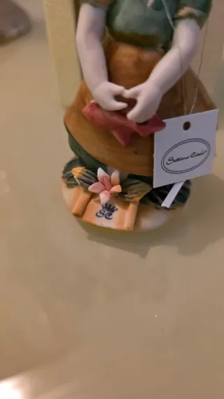 Bambolina in Capodimonte con cartellino.