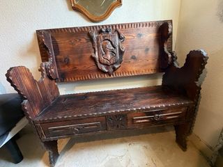 Banco rústico de madera tallada